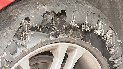 Mit welchen Folgen muss ein Autolenker rechnen, wenn der Pneu aufgrund seines Alters platzt? Bild: Adobe Stock