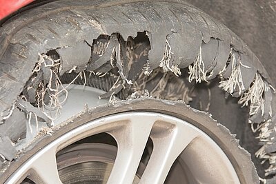 Mit welchen Folgen muss ein Autolenker rechnen, wenn der Pneu aufgrund seines Alters platzt? Bild: Adobe Stock