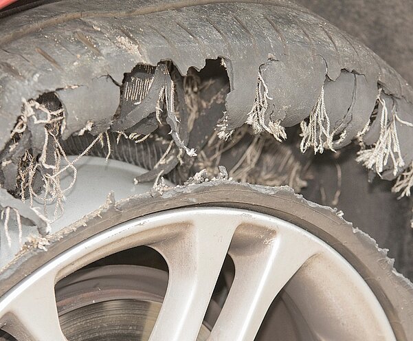 Mit welchen Folgen muss ein Autolenker rechnen, wenn der Pneu aufgrund seines Alters platzt? Bild: Adobe Stock