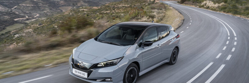 Das Elektroauto Nissan Leaf fährt auf einer Landstrasse.