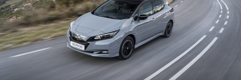 Das Elektroauto Nissan Leaf fährt auf einer Landstrasse.