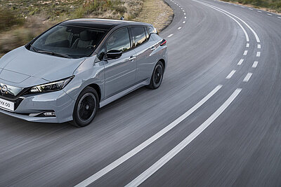 Das Elektroauto Nissan Leaf fährt auf einer Landstrasse.