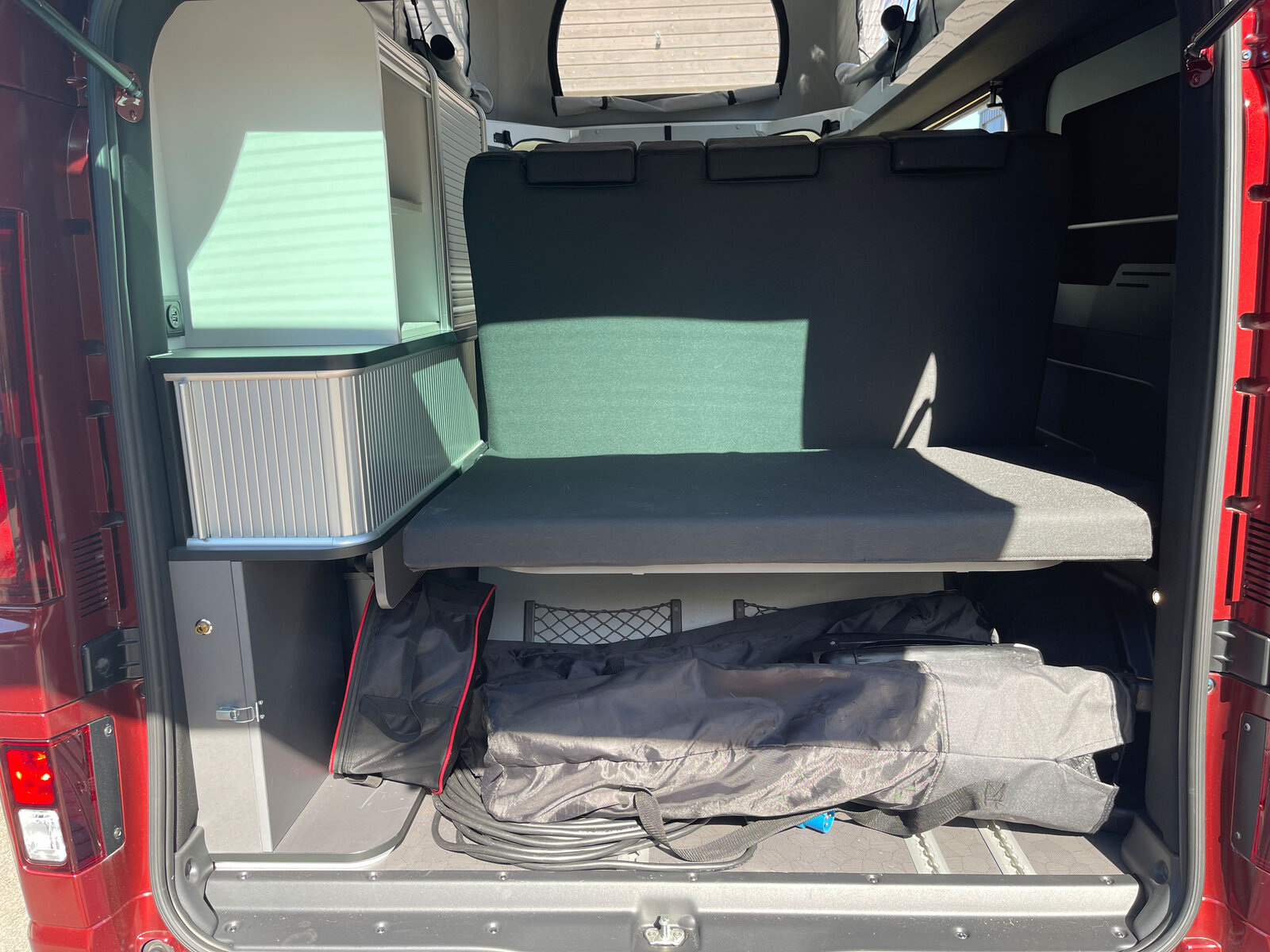 Blick von hinten in den Renault Trafic Spacenomad