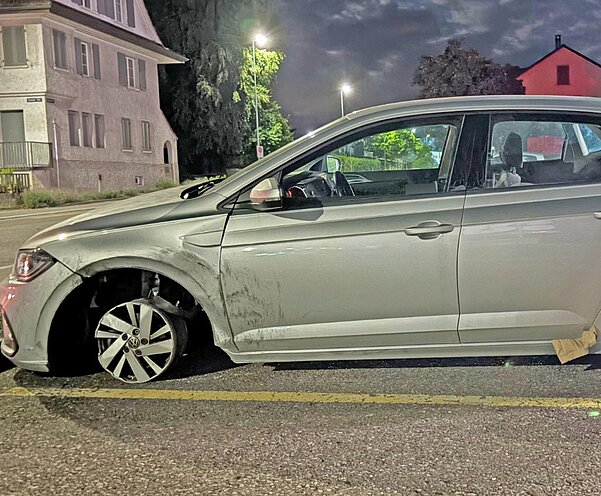 Beide Räder auf der linken Seite sind bis auf die Felgen abgefahren. Bild: Kantonspolizei Thurgau