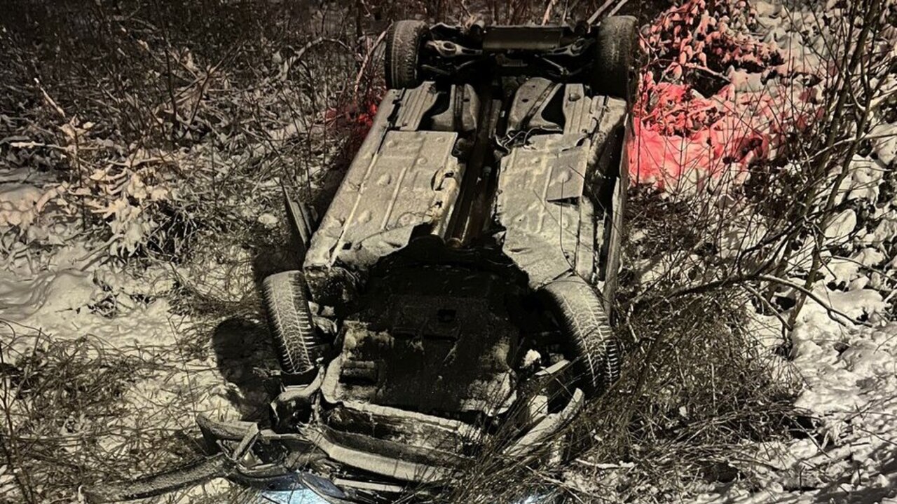 Glück im Unglück hatte auch ein 39-jähriger Lenker in Oberwil BL. Am Dienstag geriet der Automobilist mit seinem grauen Ford ins Schleudern, rutschte über den Fahrbahnrand hinaus, überschlug sich und blieb auf dem Dach in einem Graben liegen. Bild: Kapo BL