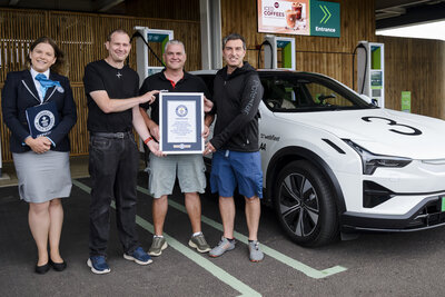 Die Rekordfahrer erhalten die Guinness-Urkunde von der offiziellen Vertreterin