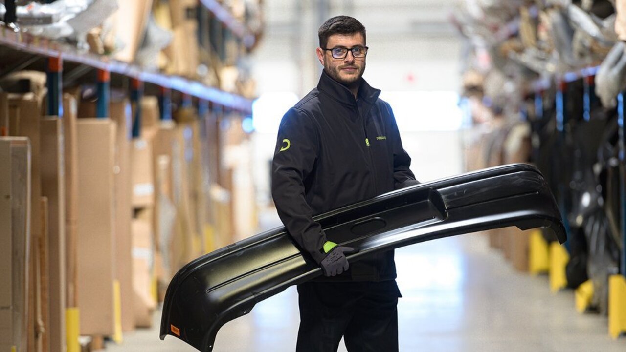 eine Lagerarbeiter mit einer Stossstange