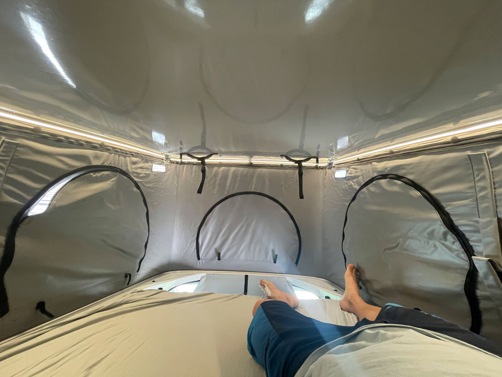 Unter dem dem Aufstelldach im Renault Trafic Spacenomad