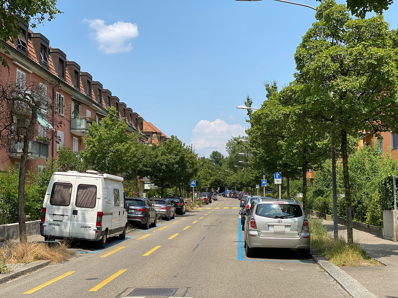 Der Zürcher Stadtrat will den Preis für die Jahres-Parkkarte in der Blaue Zone fast verdoppeln. Bild: Linus Barta