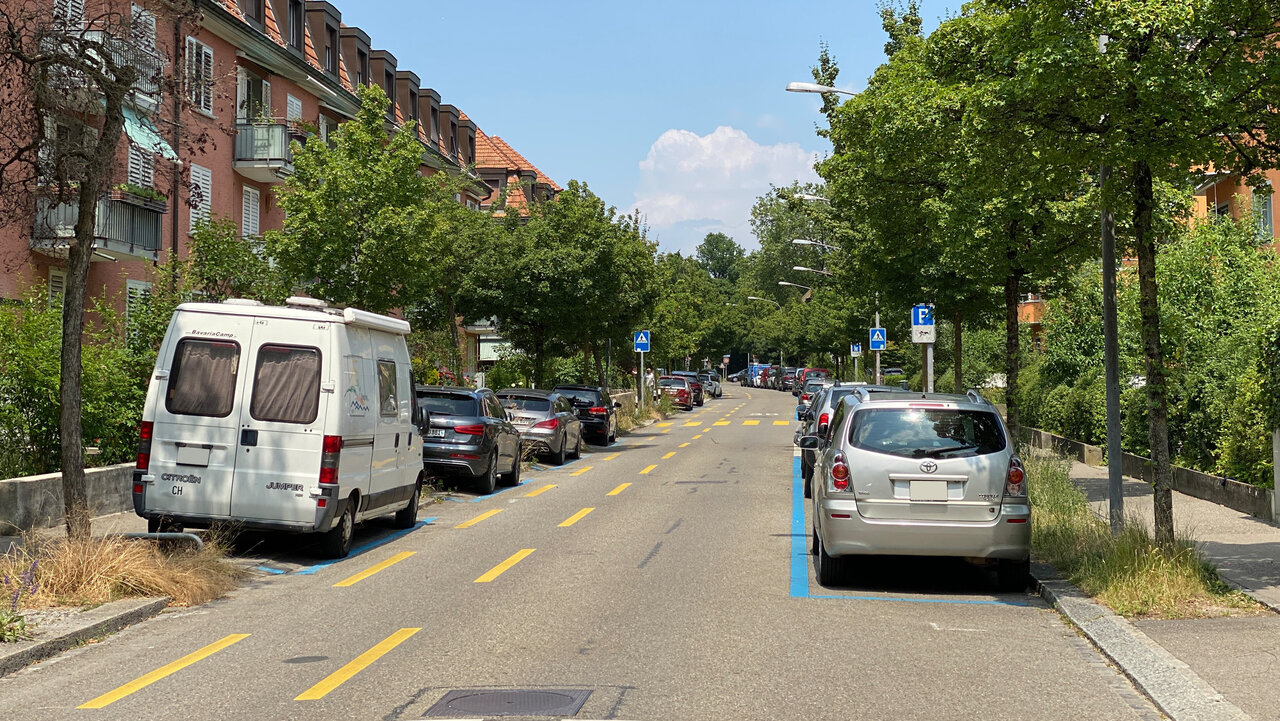60 bis 90 Minuten. Länger darf man tagsüber nicht in der Blauen Zone parkieren. Eine Ausnahme ist da lediglich die Mittagszeit. Bild: STREETLIFE