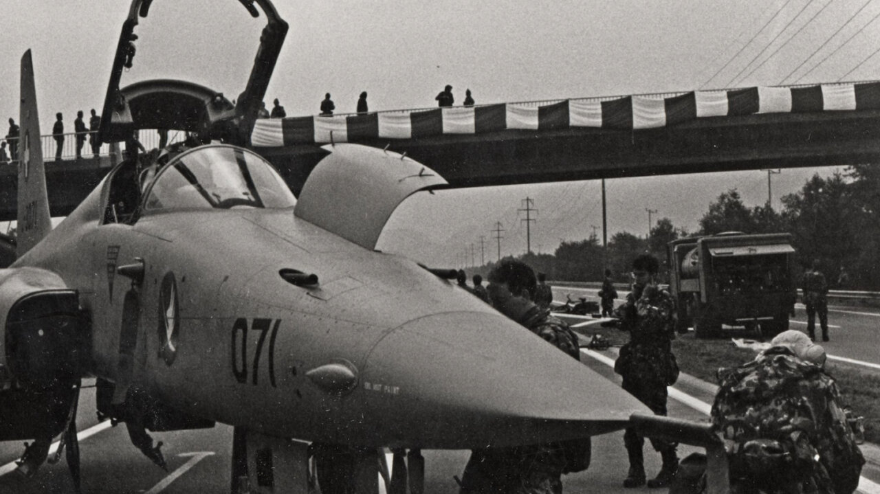 Bilder von den letzten Kampfjets-Übungen auf Schweizer Autobahnen. Bild: Schweizer Armee