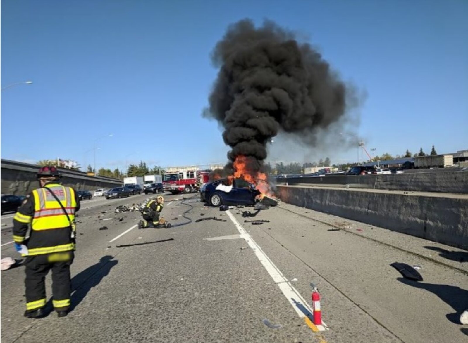 Ein brennender Tesla auf einem Highway in den USA