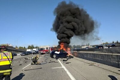 Ein brennender Tesla auf einem Highway in den USA