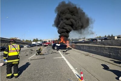 Ein brennender Tesla auf einem Highway in den USA