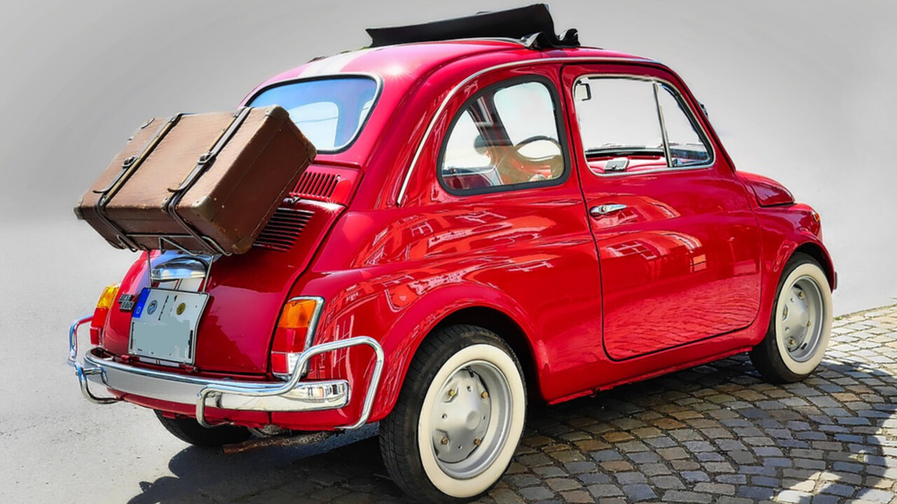 Klein, praktisch, sparsam und mit jeder Menge Charme: der Cinquecento ist ein Kult-Auto, das auch bei Frauen gut ankommt. Bild: Fiat