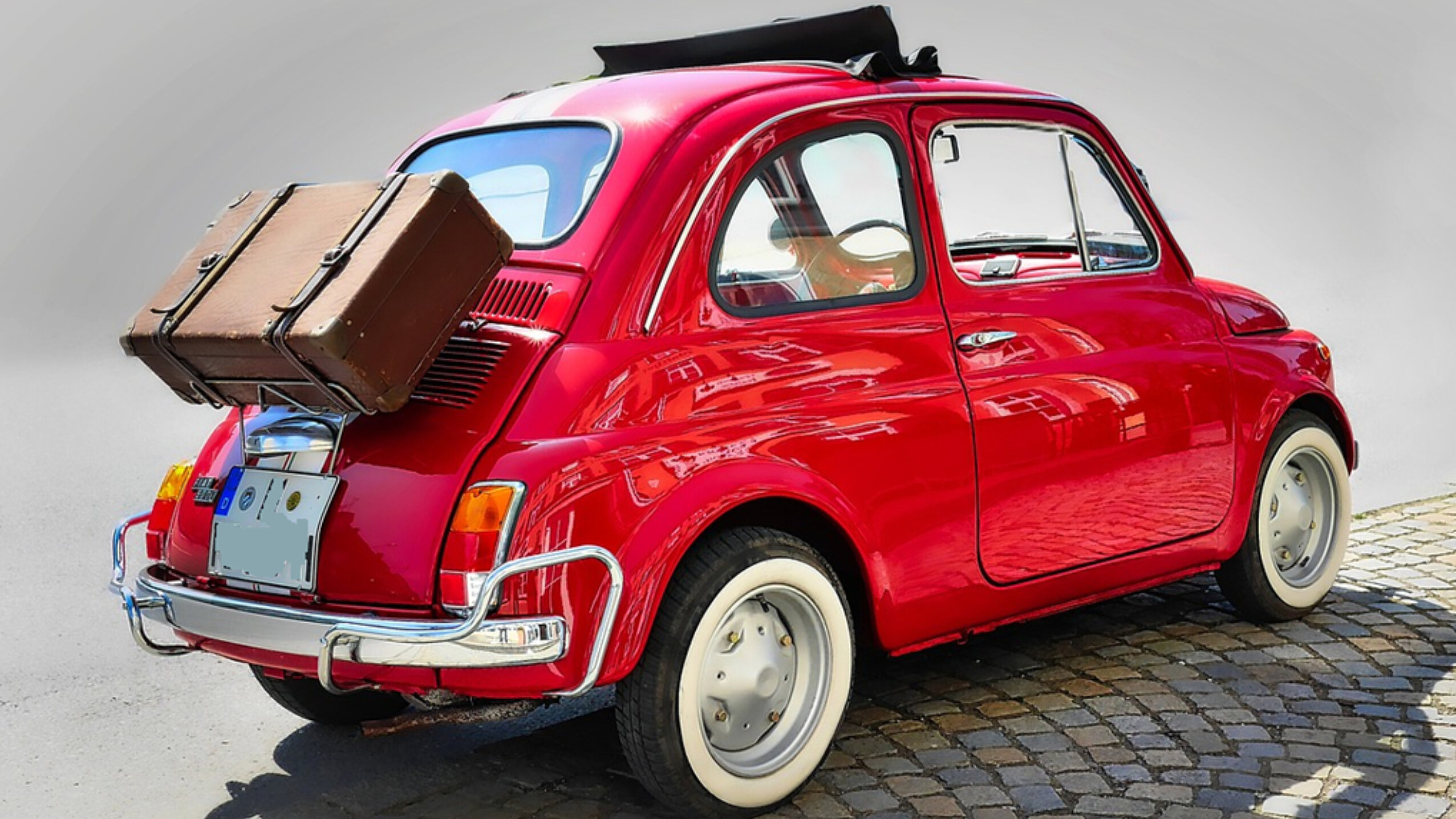 Klein, praktisch, sparsam und mit jeder Menge Charme: der Cinquecento ist ein Kult-Auto, das auch bei Frauen gut ankommt. Bild: Fiat