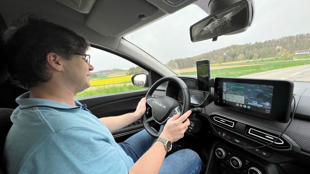 Auto-Checker Martin A. Bartholdi am Steuer des Dacia Jogger