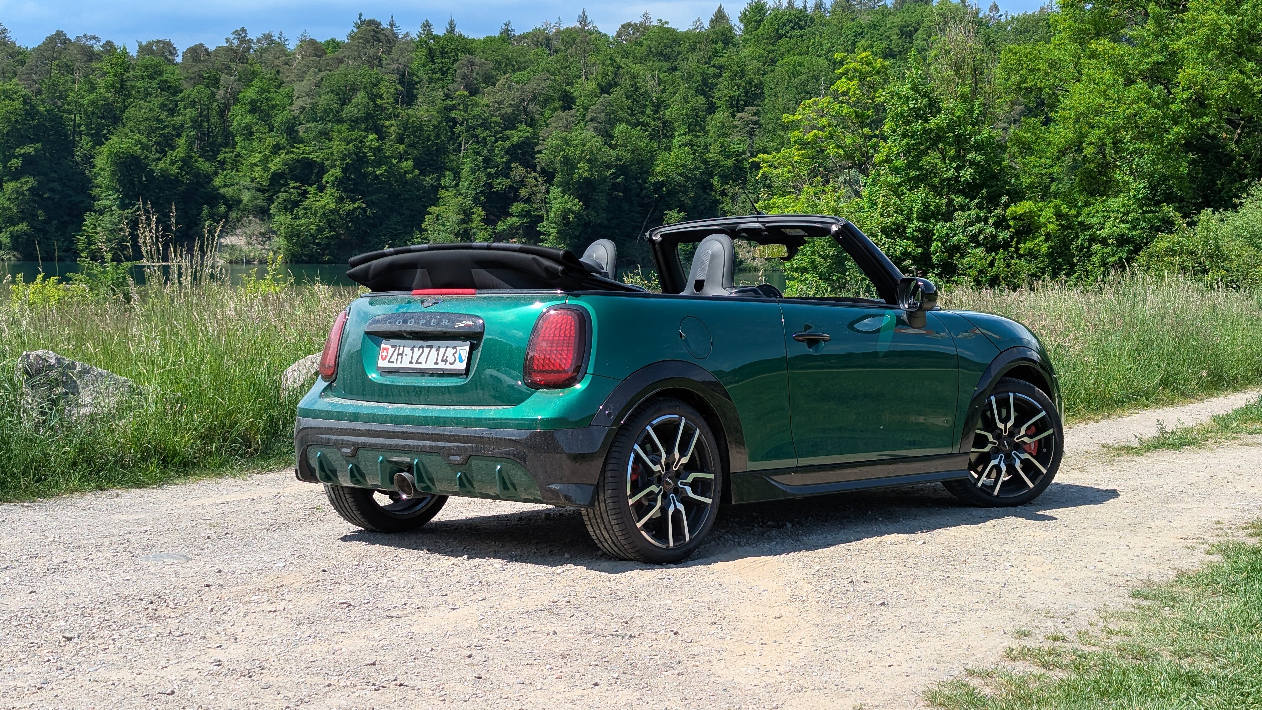 Heckansicht des Mini Cabrio mit offenem Verdeck