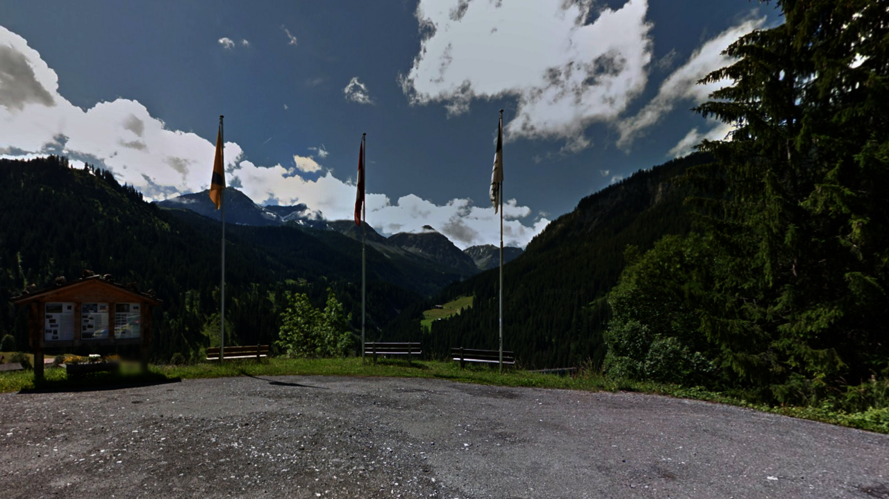 Ein Rastplatz mit grünen Hügeln im Hintergrund. 