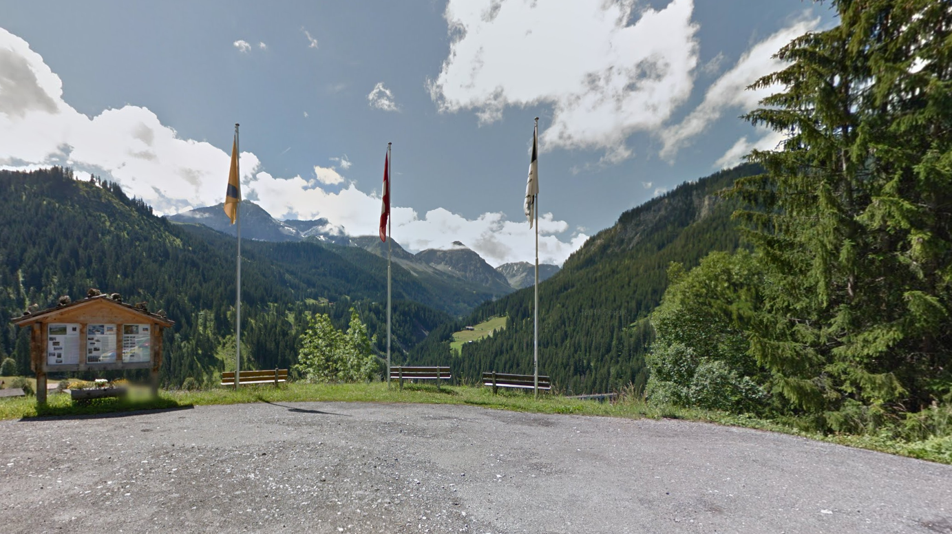 Ein Rastplatz mit grünen Hügeln im Hintergrund.