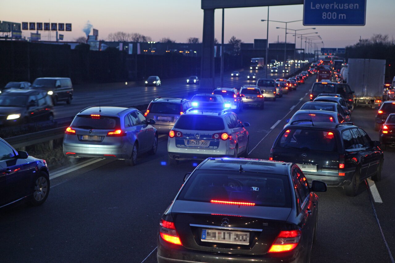 Die Polizei nutzt eine Rettungsgasse auf der Autobahn