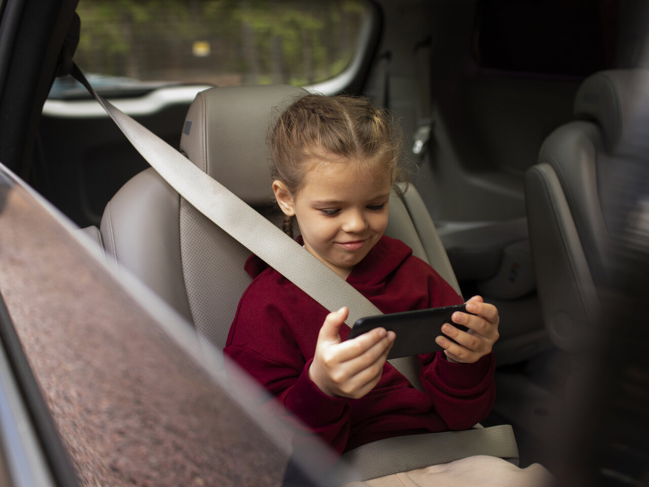 Verursachen Übelkeit während der Autofahrt: Videospiele oder Lesen.