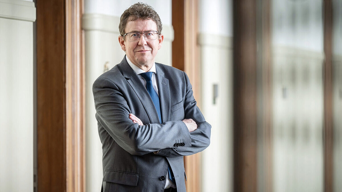 Bundesrat Albert Rösti muss als Vorsteher des Departements für Umwelt, Verkehr, Energie und Kommunikation UVEK teilweise gegen die eigenen Mitarbeitenden regieren. Bild: Béatrice Devènes