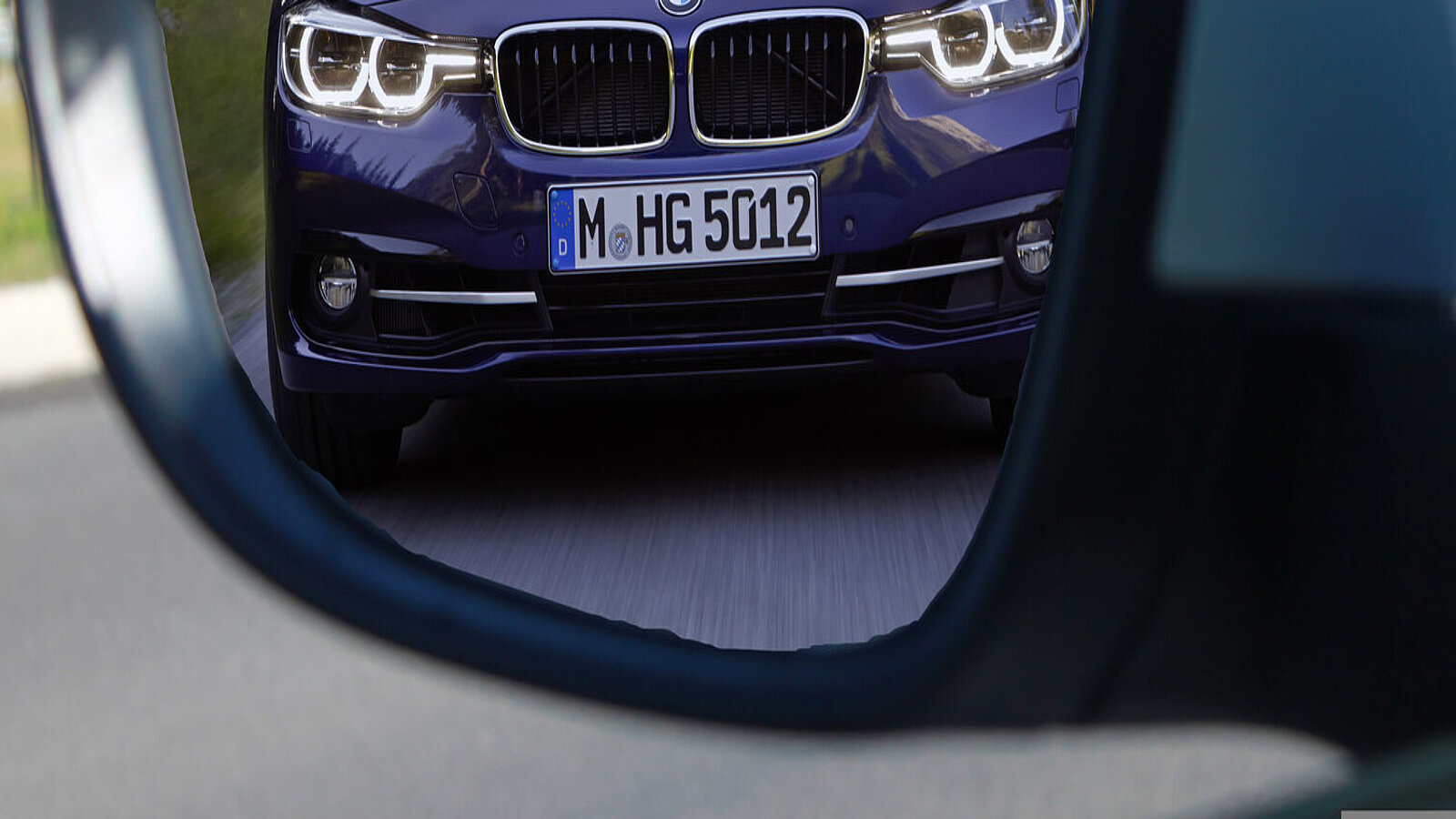 Eine Auto nahe im Rückspiegel