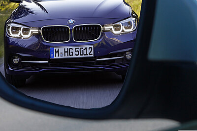 Eine Auto nahe im Rückspiegel