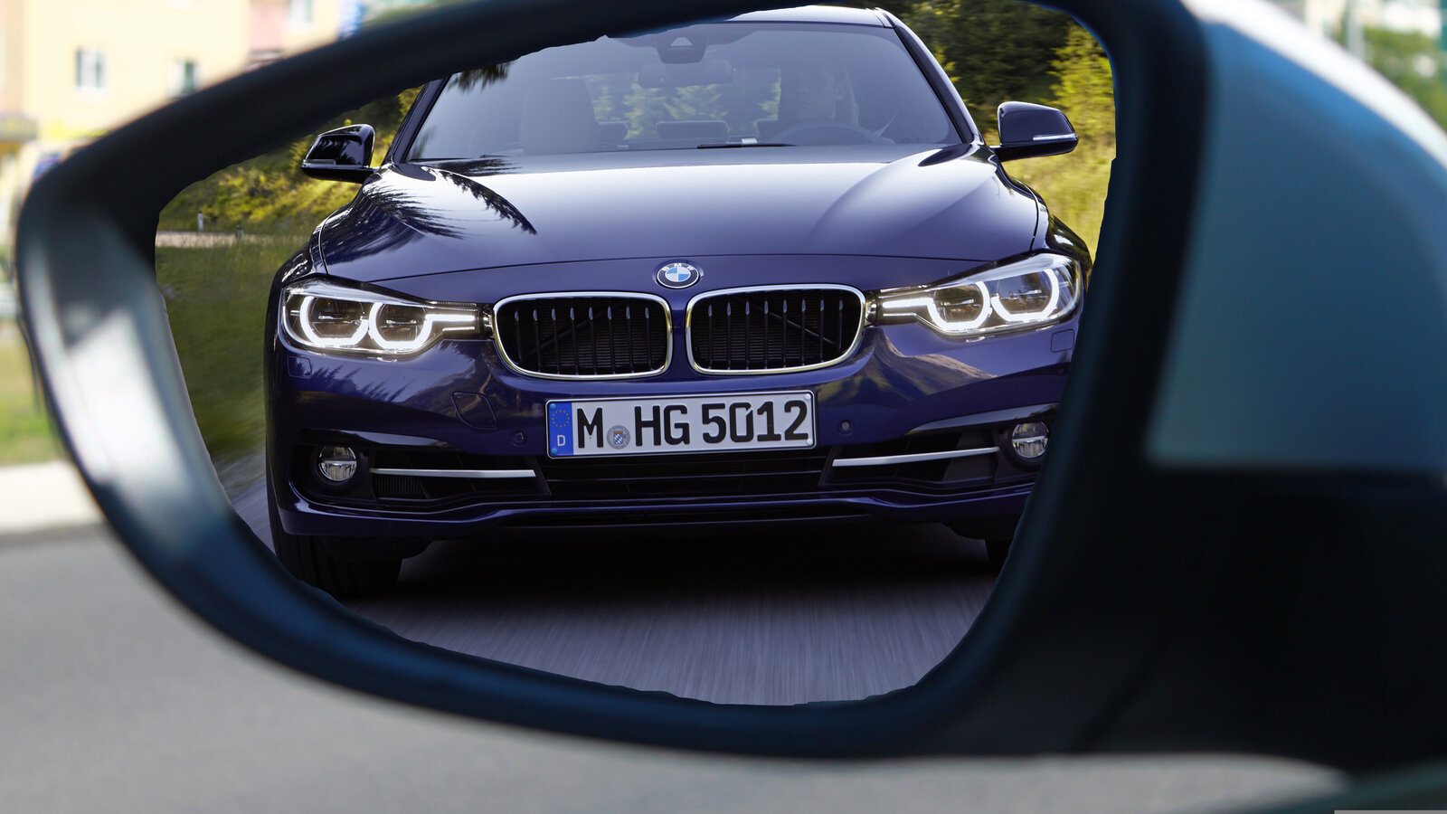 Eine Auto nahe im Rückspiegel