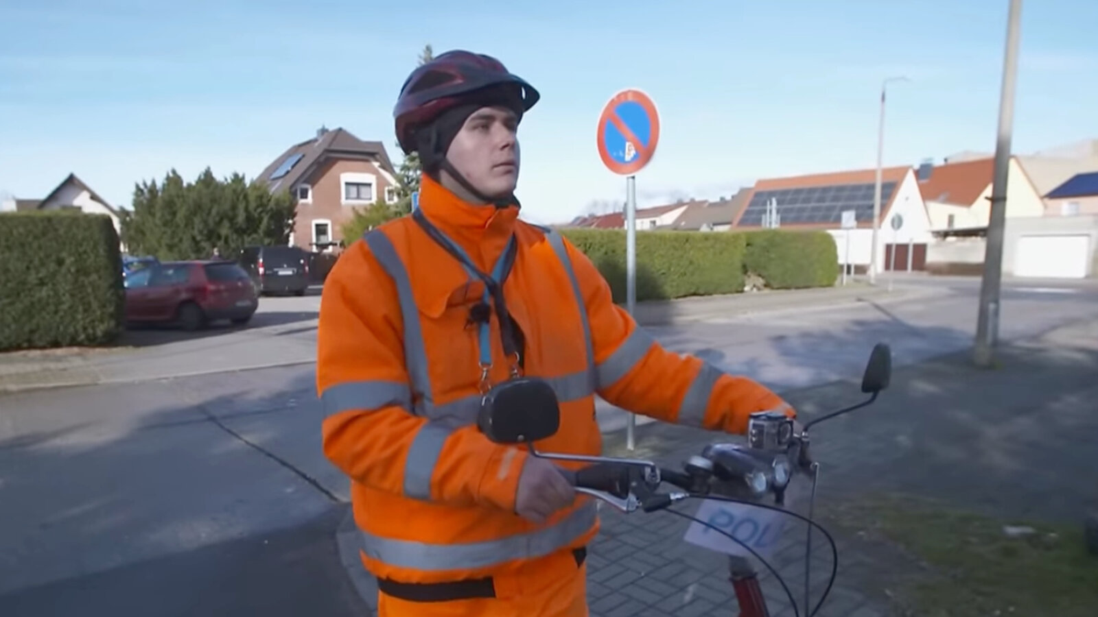 Mann in oranger Leuchtkleidung