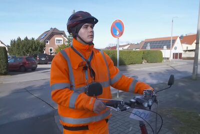 Mann in oranger Leuchtkleidung