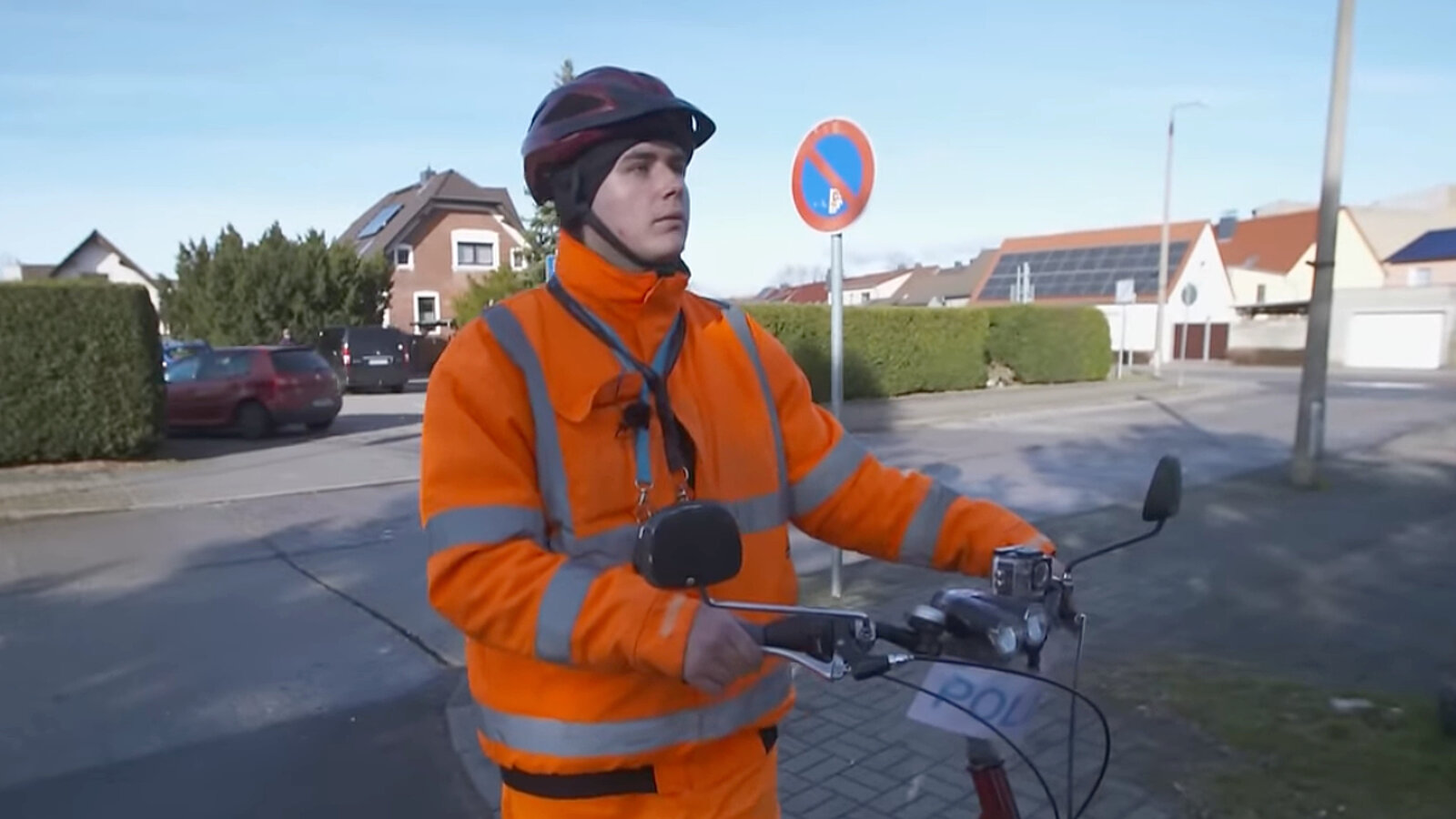 Mann in oranger Leuchtkleidung