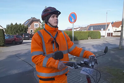 Mann in oranger Leuchtkleidung