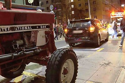 Der Traktorunfall an der Langstrasse in Zürich vom vergangenen Wochenende. (Bild: TeleZüri)