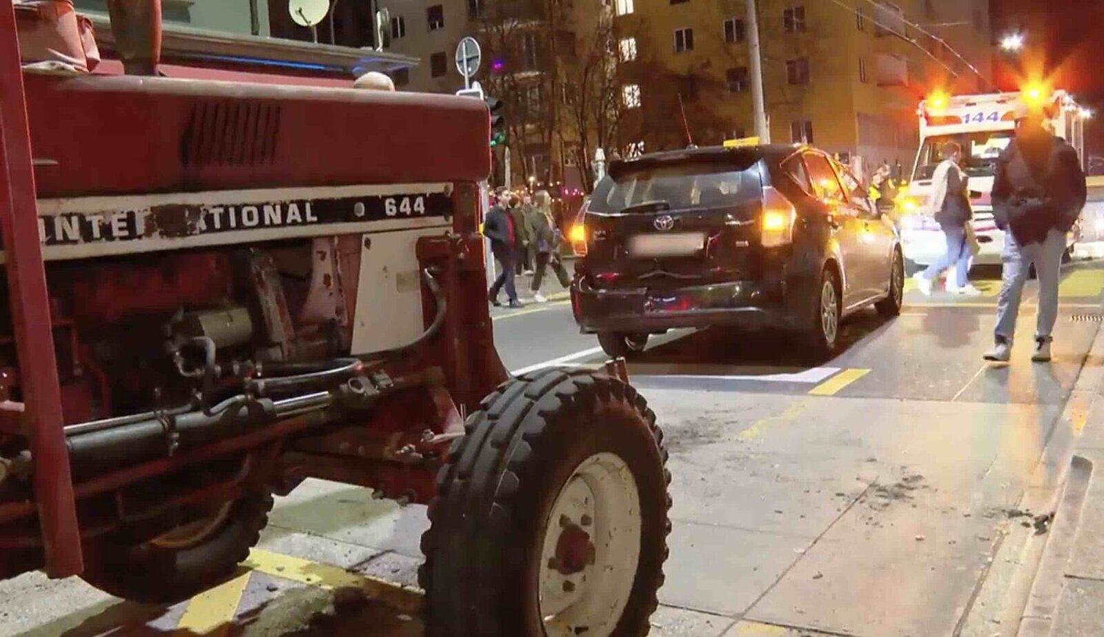 Der Traktorunfall an der Langstrasse in Zürich vom vergangenen Wochenende. (Bild: TeleZüri)
