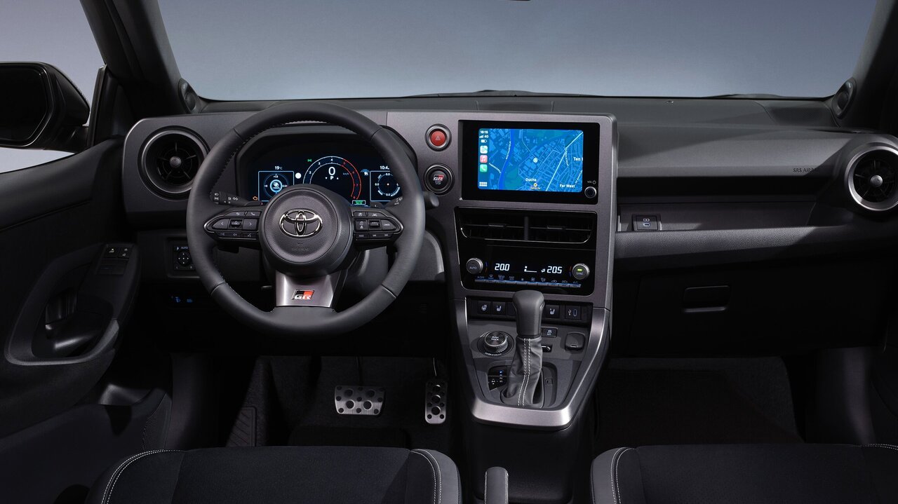 Cockpit des Toyota GR Yaris