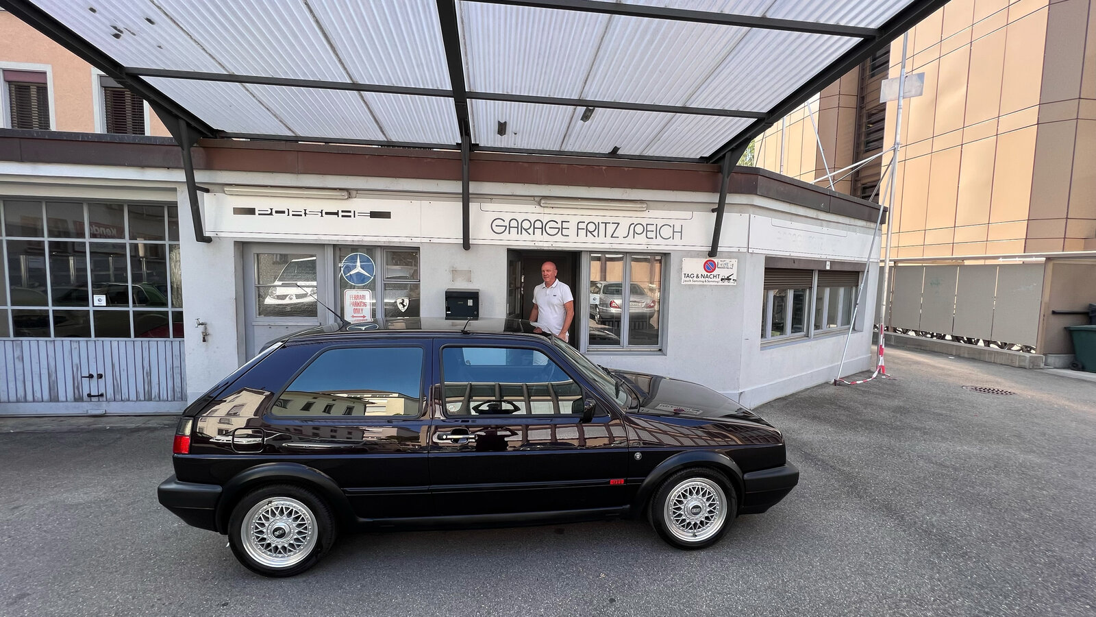 Die nicht gewinnorientierte Stiftung, der die Liegenschaft der Garage gehört, plant einen Neubau. Die kultige Hinterhofgarage sollte nach Fertigstellung wieder einziehen.