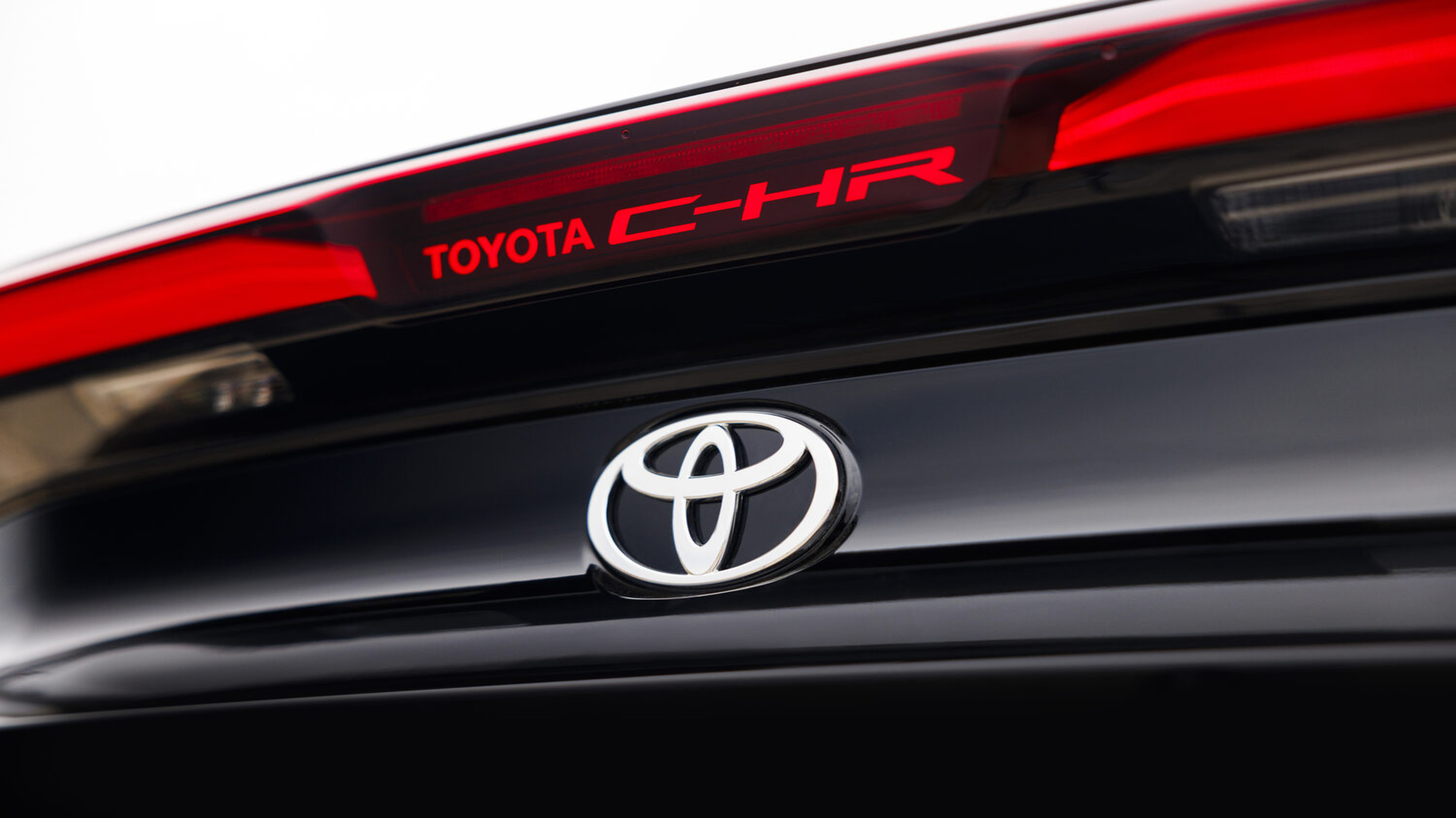 Heck des Toyota C-HR mit Logo