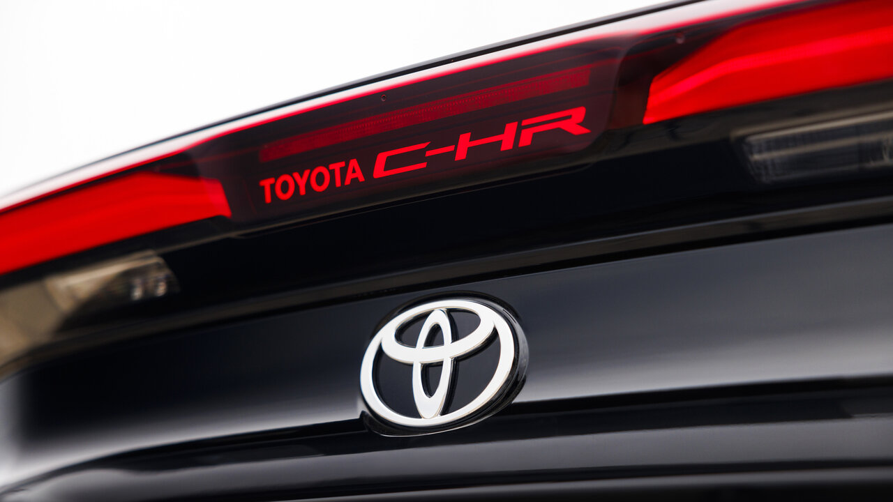 Heck des Toyota C-HR mit Logo