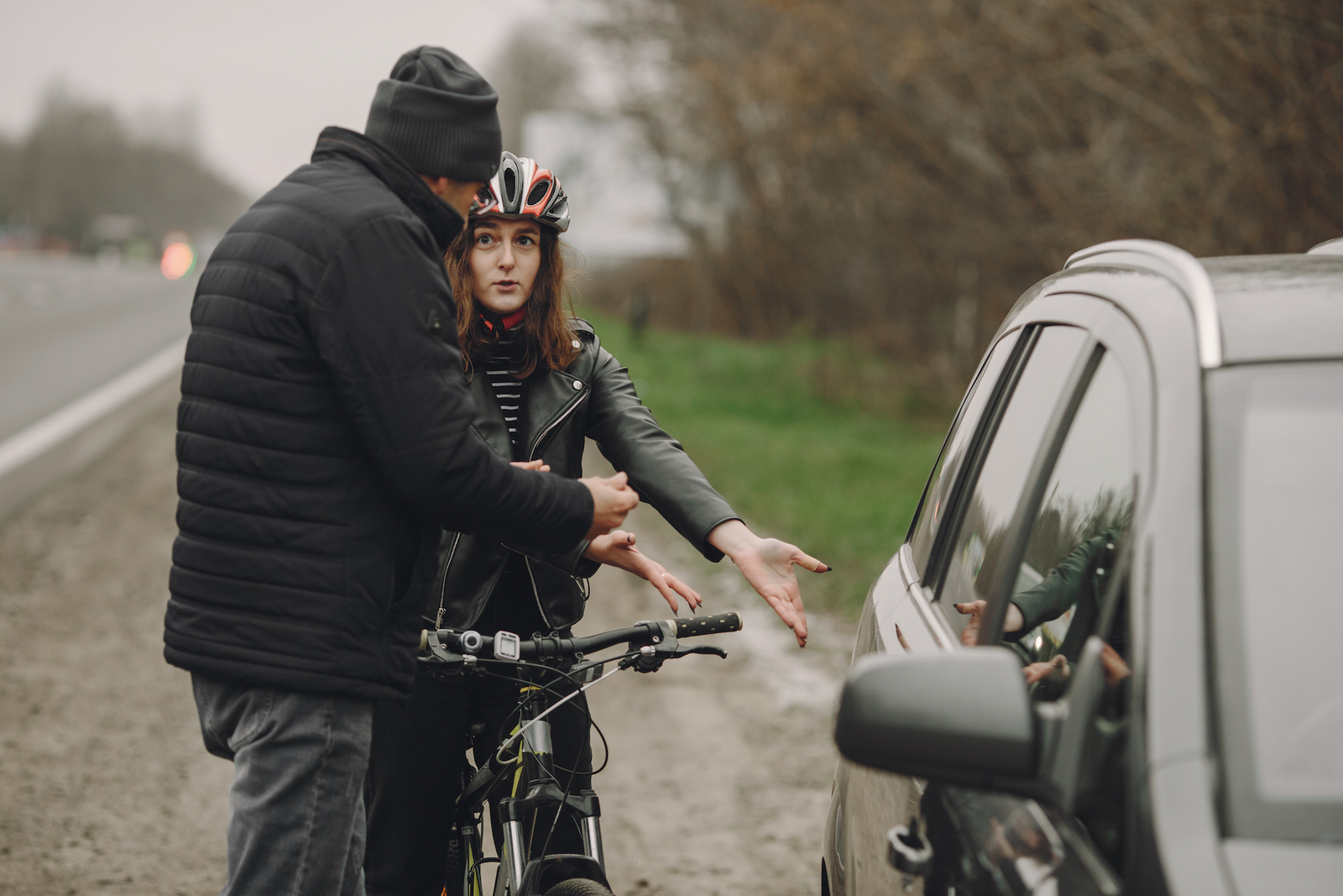 Velofahrerin und Autofahrer im Streit.