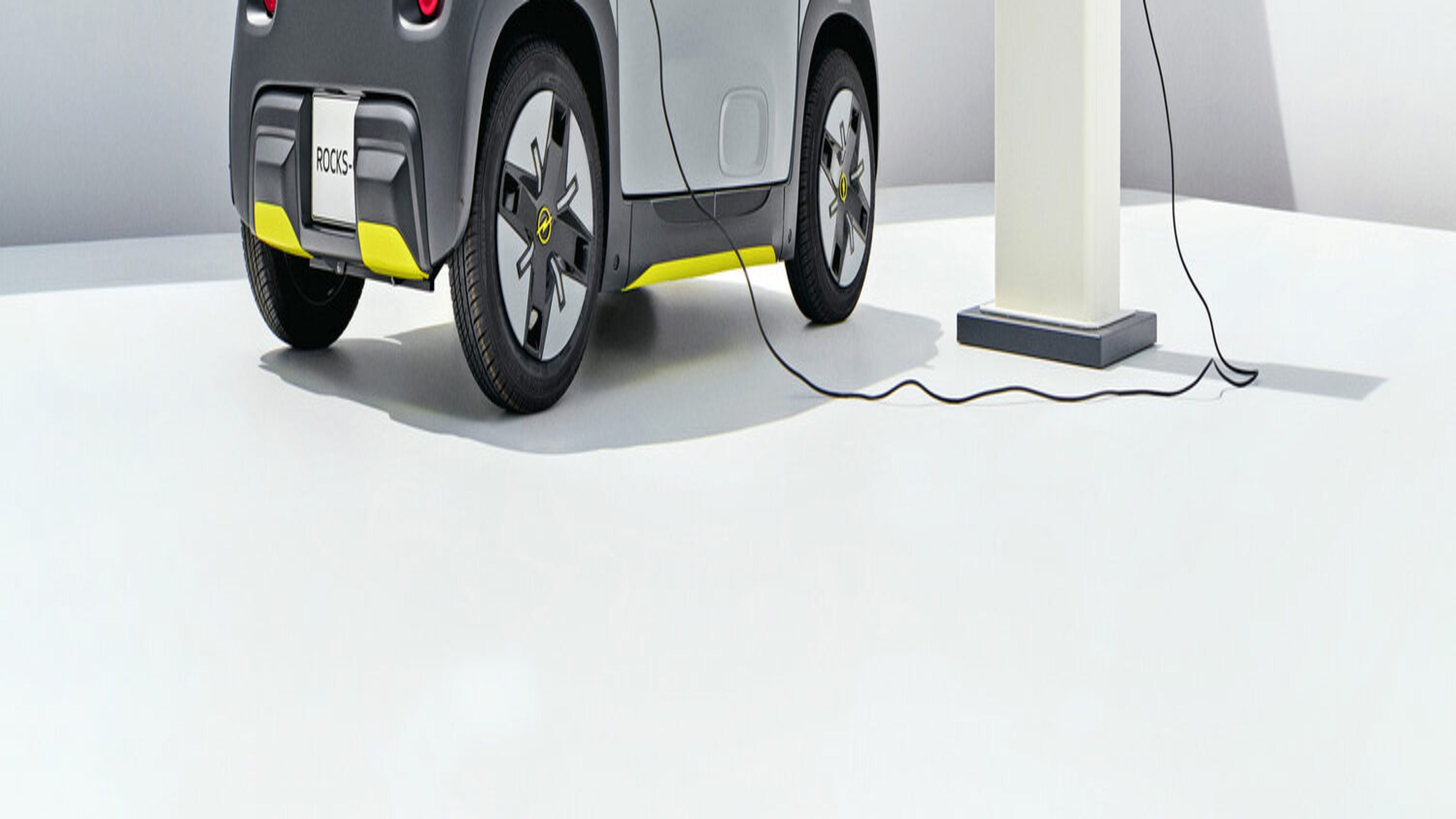 Der Opel Rocks Electric an der Ladesäule