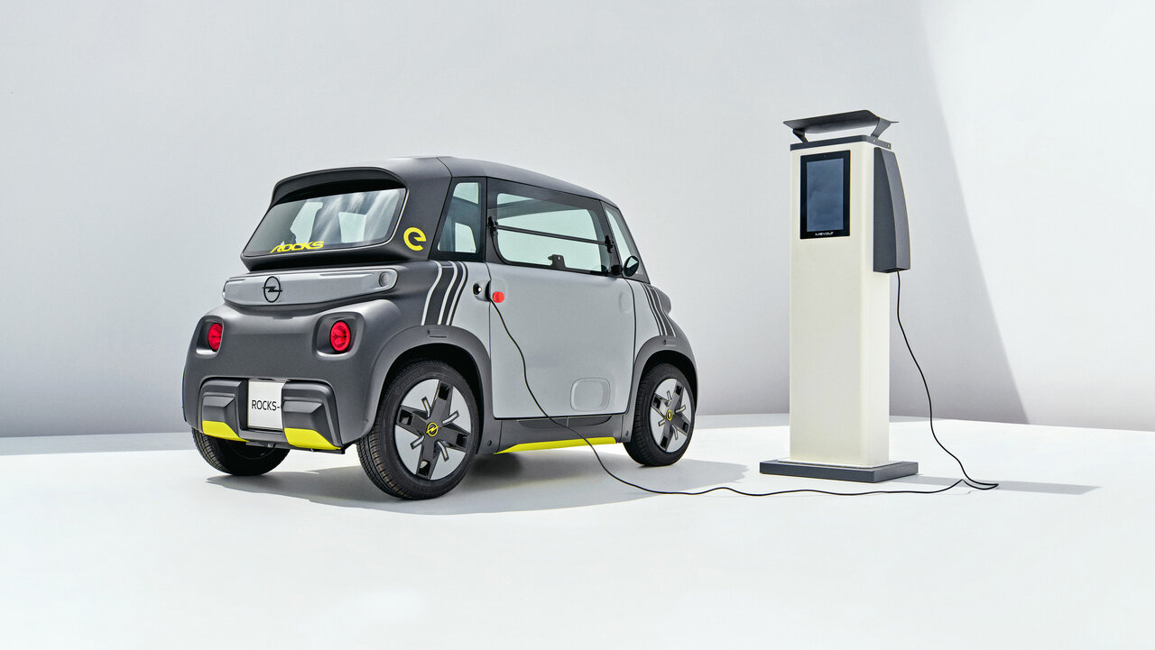 Der Opel Rocks Electric an der Ladesäule