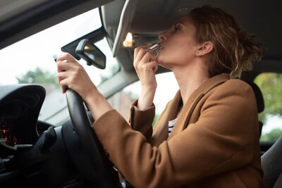 Schminken beim Autofahren