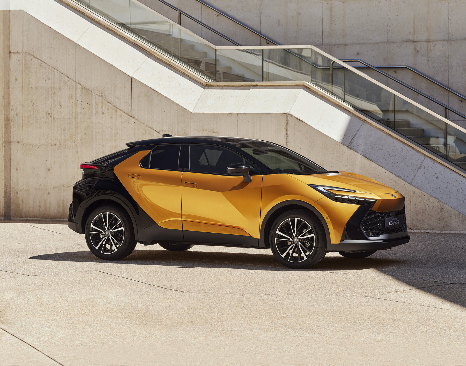Toyota C-HR von der Seite