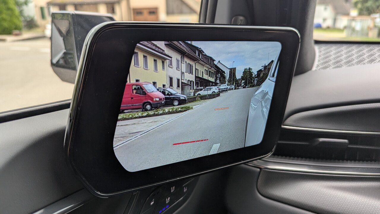 Seitenkamerabild im Kia EV9 beim Blinken