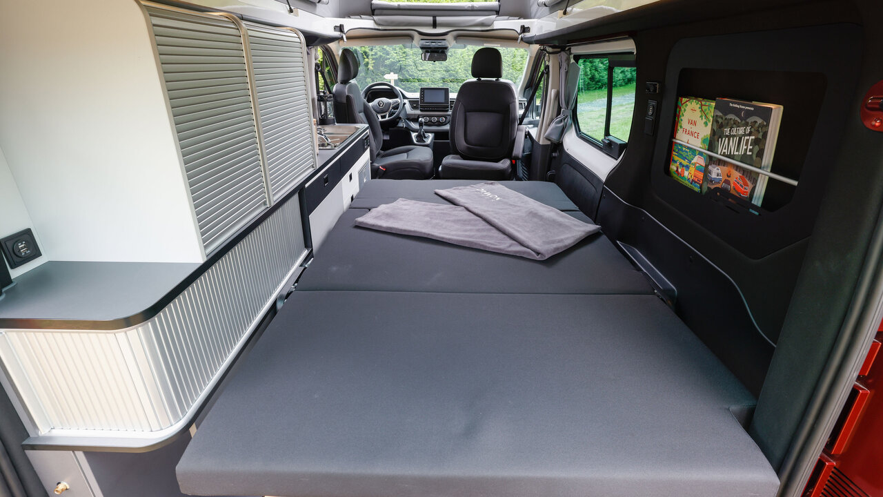 Die zum Bett umfunktionierte Rückbank im Camper Renault Trafic Spacenomad