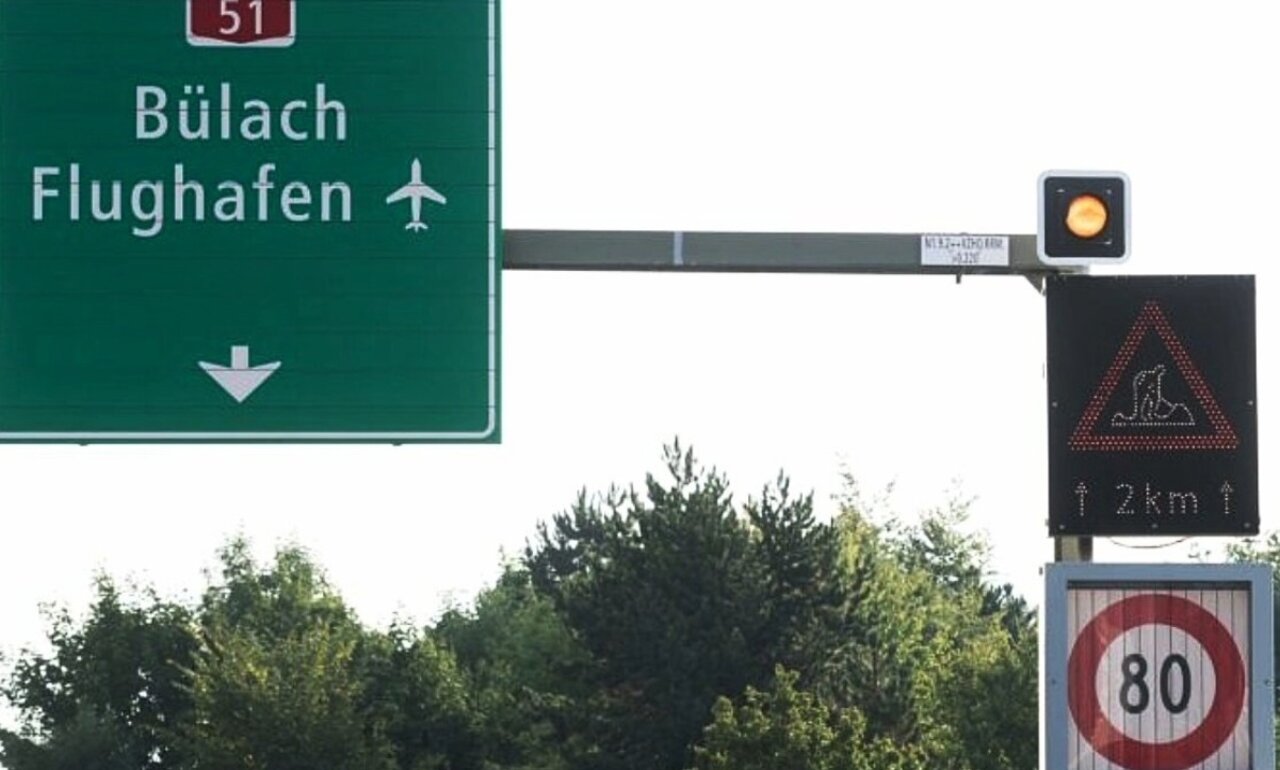 Auf Teilen des Nationalstrassennetzes drosseln Tafeln automasiert das Verkehrstempo. Das, wenn das Verkehrsaufkommen gross ist und ein Stau droht. Bild: ASTRA