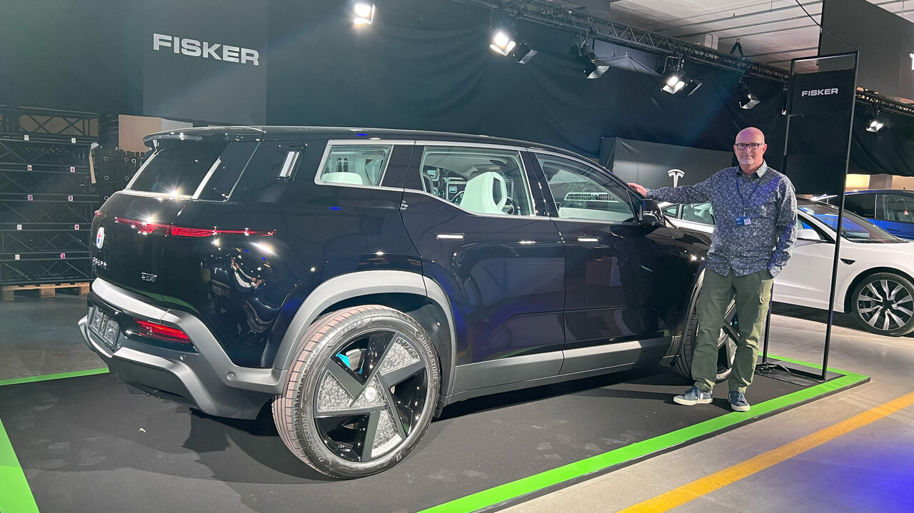 Pentti Aellig neben dem Fisker Ocean an der Auto Zürich