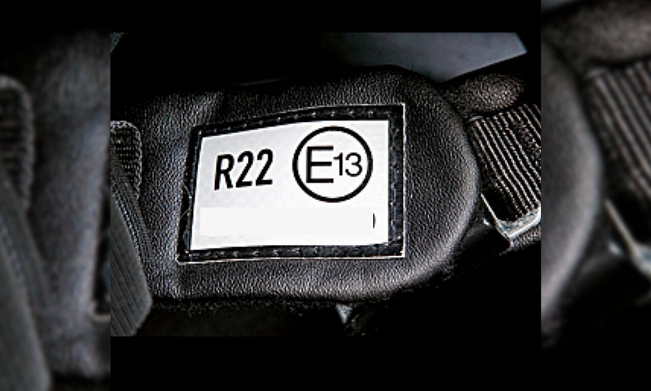 Das ECE-Prüfzeichen findet sich oft am Kinnriemen des Helms. Aktuell gilt die ECE-R-Norm 22.06 für Motorradhelme. Bild: zvg